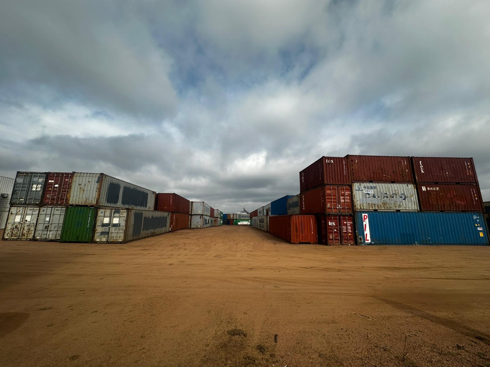 Contenedor convertido en oficina moderna